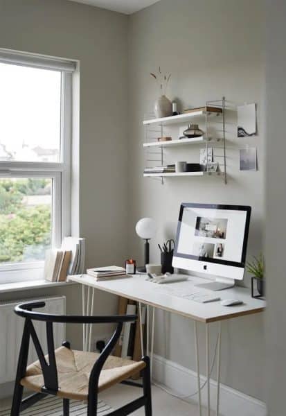 Cum să menții productivitatea când entuziasmul dispare: disciplină vs. motivație Spațiu de lucru minimalist, lumină calmă de dimineață, simbol al muncii consecvente după ce entuziasmul inițial dispare.